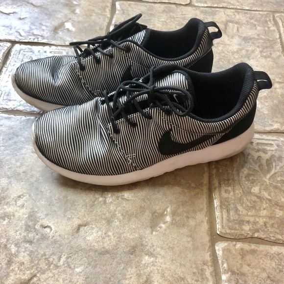Black and White stripe Nike Roshe Runners - Picture 2 of 4